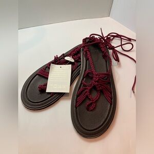 NWT BCTEX Coll Gladiator Woven Gladiator Sandals in burgundy size 7